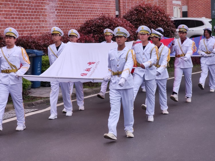 德育之窗|驛路梨花處處開，雷鋒精神代代傳 